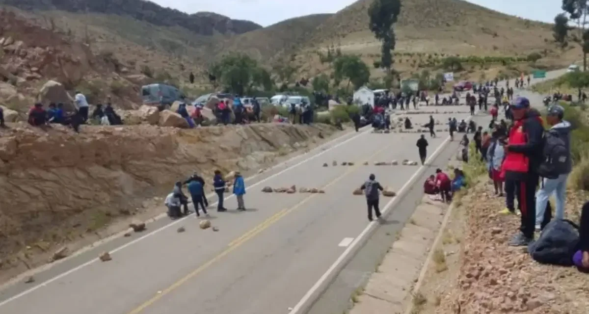 SEIS BLOQUEOS ACTIVOS EN CARRETERAS DE PANDO Y LA PAZ POR CONFLICTOS SOCIALES