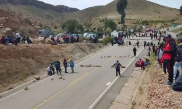 SEIS BLOQUEOS ACTIVOS EN CARRETERAS DE PANDO Y LA PAZ POR CONFLICTOS SOCIALES