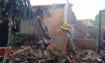 BOMBEROS CONTROLAN DOS INCENDIOS ESTRUCTURALES EN UN DÍA