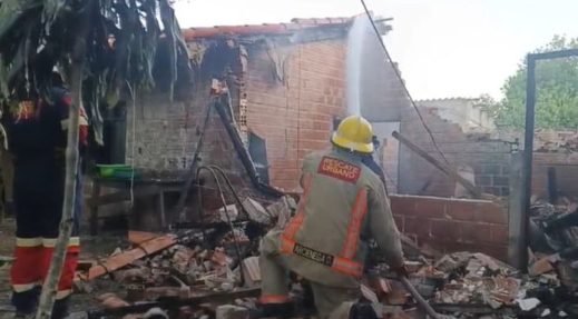 BOMBEROS CONTROLAN DOS INCENDIOS ESTRUCTURALES EN UN DÍA