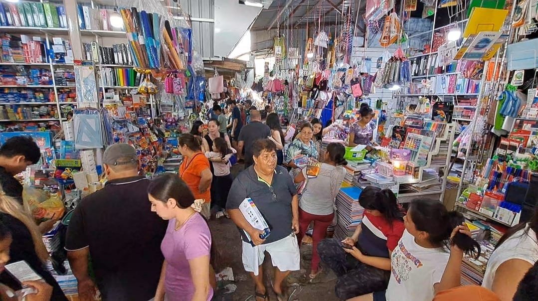 ALTA DEMANDA DE ÚTILES ESCOLARES A POCAS HORAS DEL INICIO DE CLASES