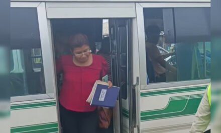 PADRES DENUNCIAN A DIRECTORA POR LLEGAR EN PRESUNTO ESTADO DE EBRIEDAD A SU UNIDAD EDUCATIVA