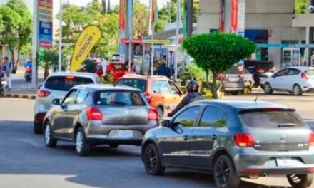 MINISTRO DE ECONOMÍA ATRIBUYE ESCASEZ DE COMBUSTIBLE A ALTA DEMANDA Y BLOQUEOS