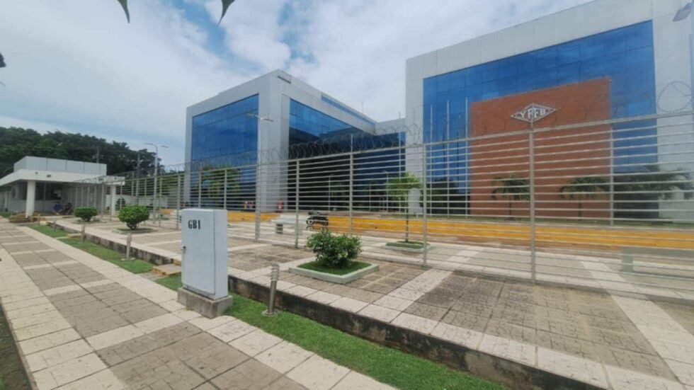 FISCALÍA REALIZÓ ALLANAMIENTO EN YPFB POR PRESUNTA CORRUPCIÓN