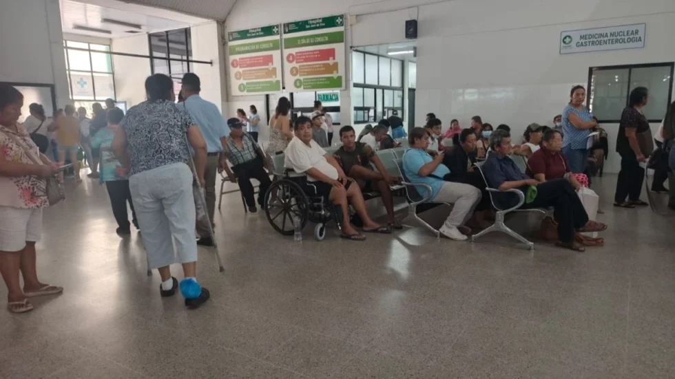 TRABAJADORES DE SALUD ACATAN PARO DE 24 HORAS POR FALTA DE PAGO