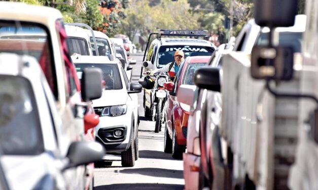 TRANSPORTISTAS EXIGEN AL GOBIERNO PAGAR DAÑOS POR GASOLINA EN MAL ESTADO