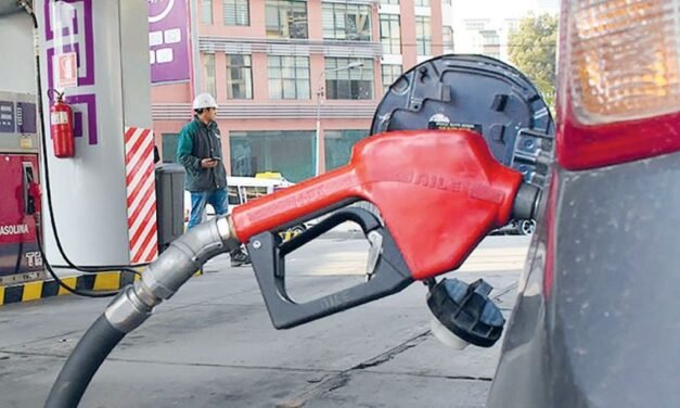 TRAS DENUNCIAS, YPFB ASEGURA QUE YA SE PUEDE CARGAR “GASOLINA DE CALIDAD”