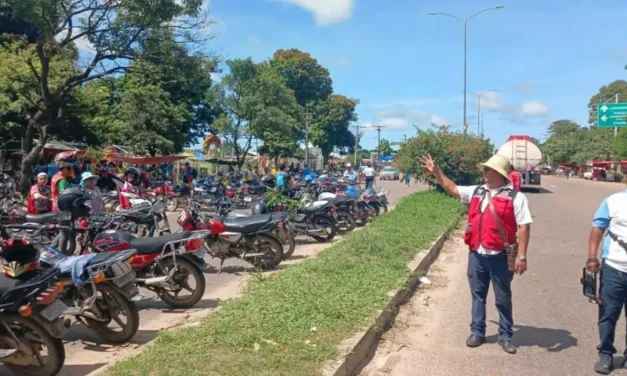 MOTOCICLISTAS BLOQUEAN SEIS PUNTOS Y ADVIERTEN CON TOMAR LA REFINERÍA