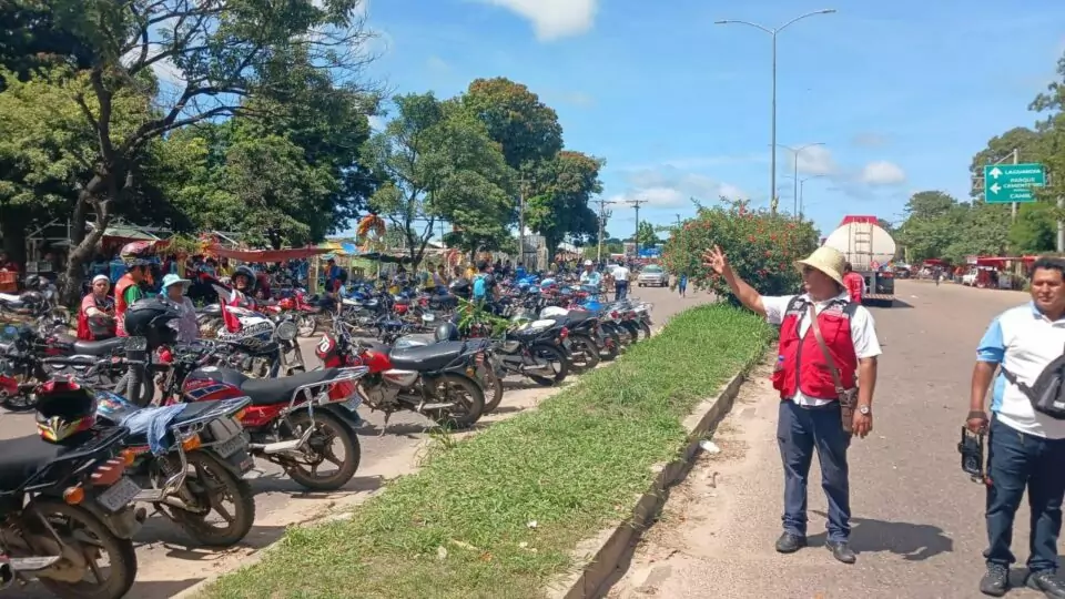MOTOCICLISTAS BLOQUEAN SEIS PUNTOS Y ADVIERTEN CON TOMAR LA REFINERÍA