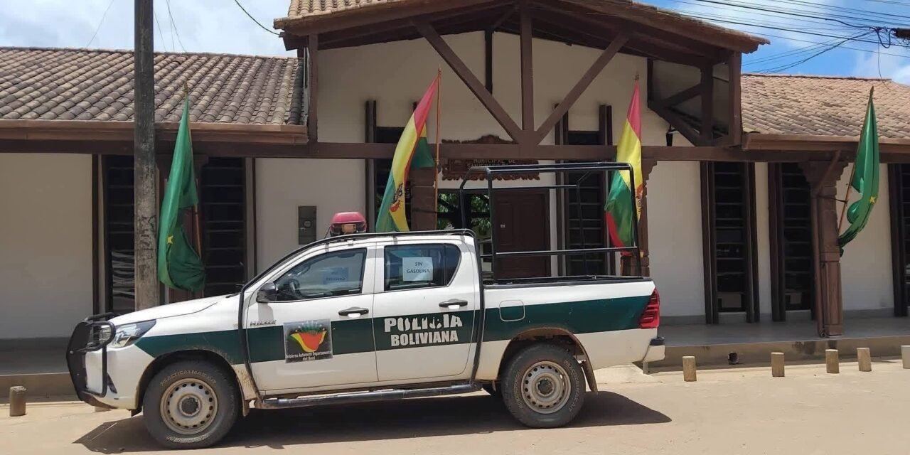 POLICÍAS DE SAN IGNACIO DE MOXOS PROTESTAN POR FALTA DE COMBUSTIBLE PARA PATRULLAJES