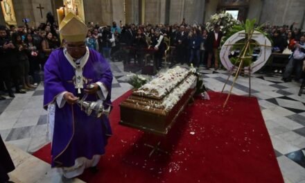 APLAUSOS Y LÁGRIMAS EN EL ÚLTIMO ADIÓS A DAVID SANTALLA