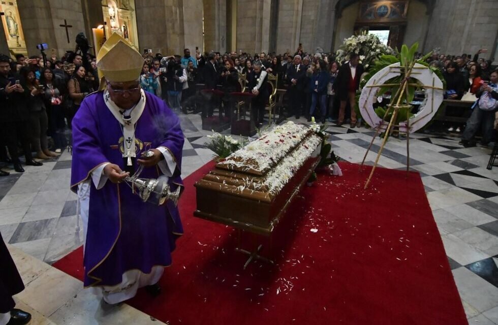 APLAUSOS Y LÁGRIMAS EN EL ÚLTIMO ADIÓS A DAVID SANTALLA