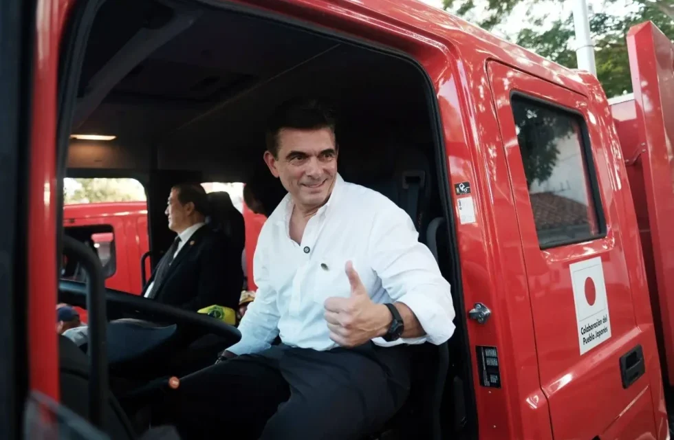 PAZ PROPONE CONSTRUIR CUARTEL DE BOMBEROS EN SANTA CRUZ TRAS DONACIÓN JAPONESA