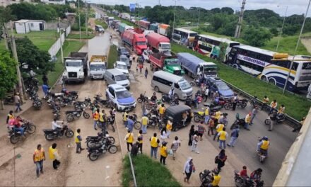 MOTOTAXISTAS DE MONTERO BLOQUEAN RUTAS DEL NORTE INTEGRADO POR MALA CALIDAD DEL COMBUSTIBLE