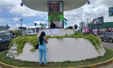 MADRE PROTESTA A LOS PIES DEL CRISTO REDENTOR EXIGIENDO LA DEVOLUCIÓN DE SU HIJA