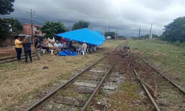 VÍA FÉRREA HACIA LA CHIQUITANIA SE ENCUENTRA BLOQUEADA