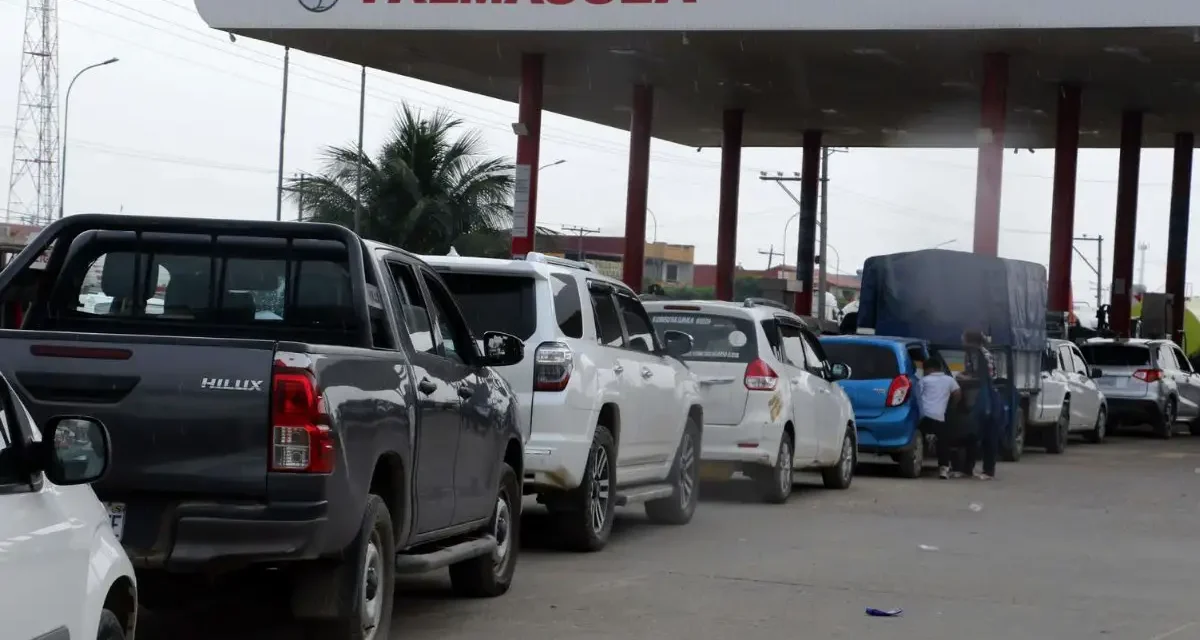 SURTIDORES REGISTRAN LARGAS FILAS POR COMBUSTIBLES