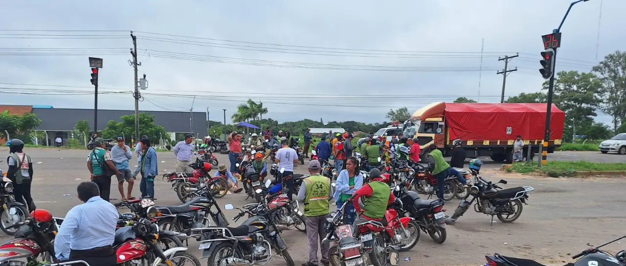BLOQUEOS POR LA CALIDAD DE LA GASOLINA AÍSLAN A SANTA CRUZ DEL OCCIDENTE Y OTROS DEPARTAMENTOS
