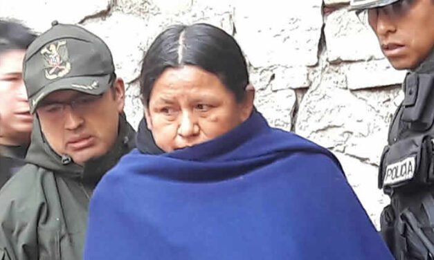 FISCALÍA AMPLÍA DENUNCIA Y CITA A NEMESIA ACHACOLLO COMO SINDICADA