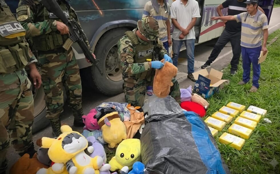 UMOPAR INCAUTA 15 PAQUETES DE COCAÍNA EN BUS LA PAZ–BERMEJO