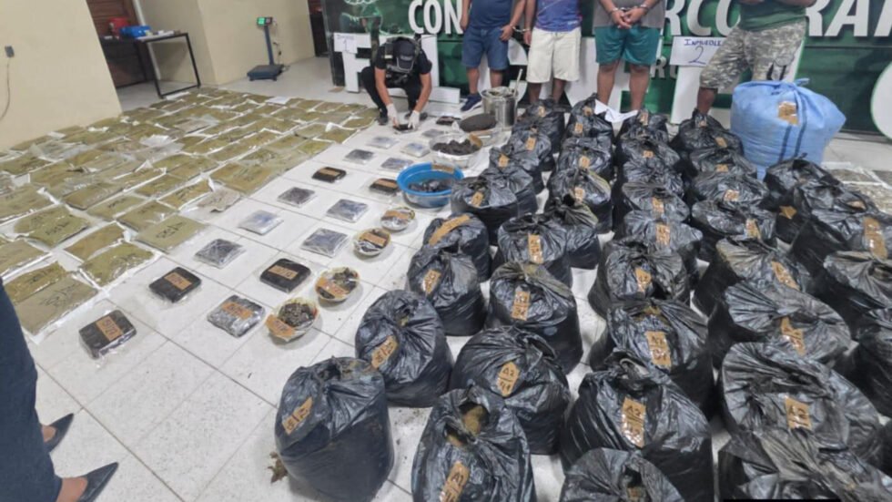 FELCN INCAUTA MÁS DE 600 KILOS DE DROGA EN SANTA CRUZ