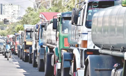 TRANSPORTISTAS DENUNCIAN COLAS DE CAMIONES PARA DESCARGAR COMBUSTIBLE
