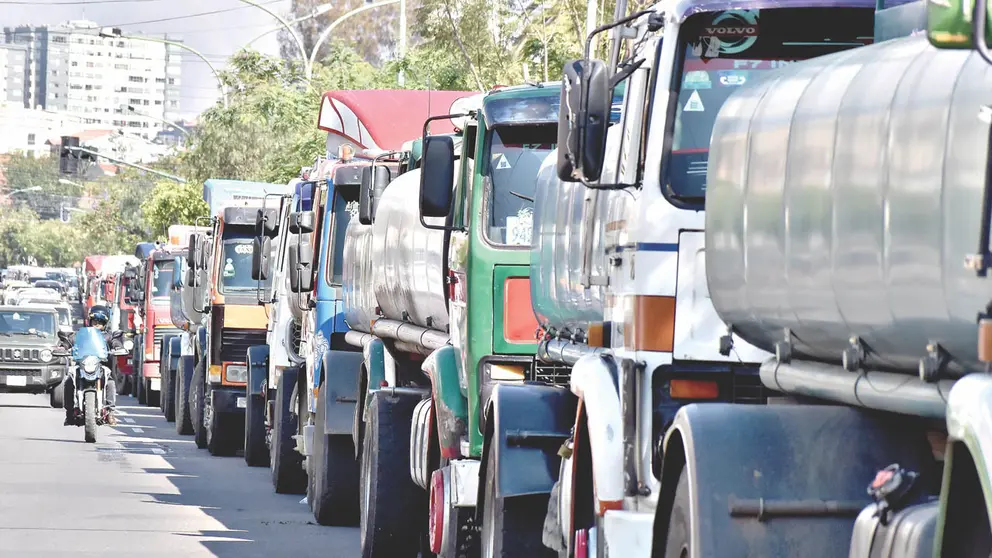 TRANSPORTISTAS DENUNCIAN COLAS DE CAMIONES PARA DESCARGAR COMBUSTIBLE