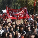 ESTUDIANTES PROTESTAN EN CHILE POR ALZA DE COMBUSTIBLES Y COSTO DE VIDA