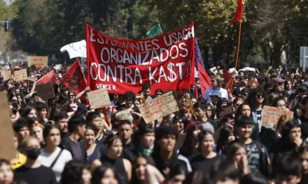 ESTUDIANTES PROTESTAN EN CHILE POR ALZA DE COMBUSTIBLES Y COSTO DE VIDA