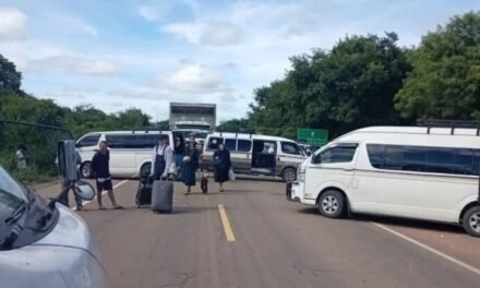 CHOFERES BLOQUEAN RUTA SANTA CRUZ–ABAPÓ Y EXIGEN ATENCIÓN CONTINUA EN SURTIDORES