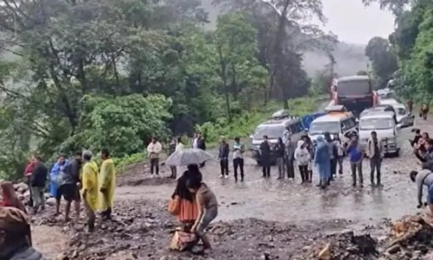 LLUVIAS PROVOCAN DESLIZAMIENTOS Y BLOQUEAN CARRETERA COCHABAMBA–SANTA CRUZ