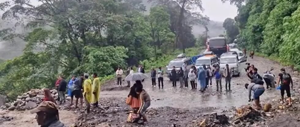 LLUVIAS PROVOCAN DESLIZAMIENTOS Y BLOQUEAN CARRETERA COCHABAMBA–SANTA CRUZ