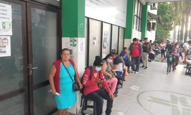 SECTOR SALUD ACATA PARO DE 24 HORAS EXIGIENDO PAGO DE SALARIOS