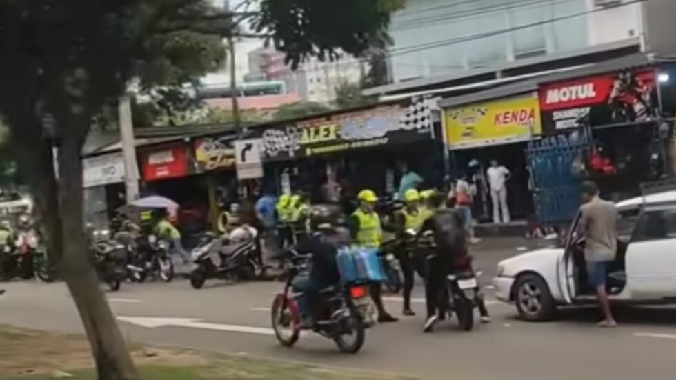 OPERATIVO POLICIAL RETIRA MOTOS DE LA AVENIDA BRASIL