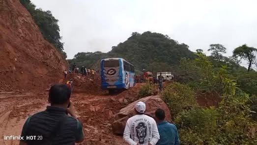 TARIJA: LLUVIAS GENERAN BLOQUEOS Y CAOS VEHICULAR EN LA CUESTA DE SAN SIMÓN