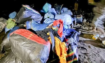 ADUANA DESTRUYE 150 FARDOS DE ROPA USADA TRAS OPERATIVO EN TARIJA