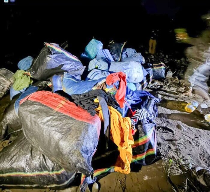 ADUANA DESTRUYE 150 FARDOS DE ROPA USADA TRAS OPERATIVO EN TARIJA