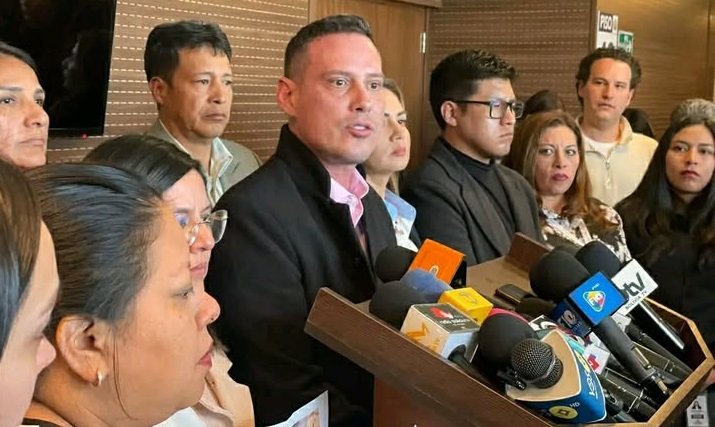 BANCADA DE LIBRE DEMANDA RENUNCIAS EN EL MINISTERIO DE HIDROCARBUROS, YPFB Y LA ANH