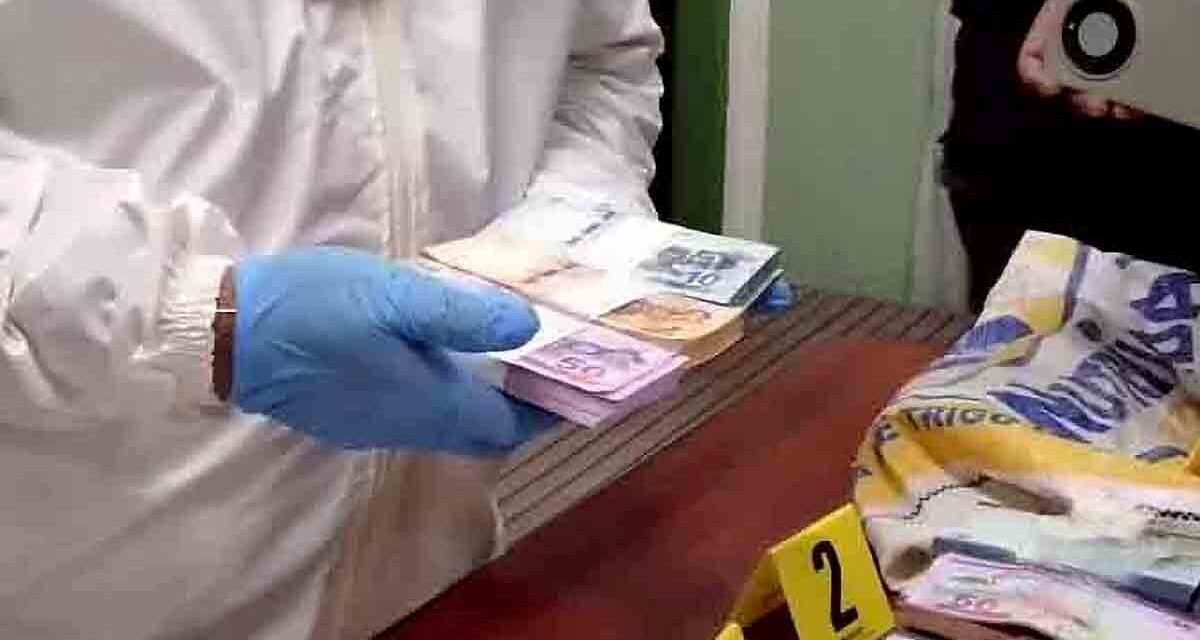 POLICÍA APREHENDE A HOMBRE CON BILLETES RELACIONADOS CON AVIÓN SINIESTRADO