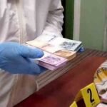 POLICÍA APREHENDE A HOMBRE CON BILLETES RELACIONADOS CON AVIÓN SINIESTRADO