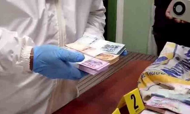 POLICÍA APREHENDE A HOMBRE CON BILLETES RELACIONADOS CON AVIÓN SINIESTRADO