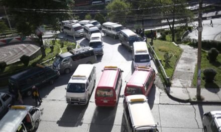 CHOFERES MANTIENEN PARO INDEFINIDO EN LA PAZ Y EL ALTO POR RESARCIMIENTO DE GASOLINA