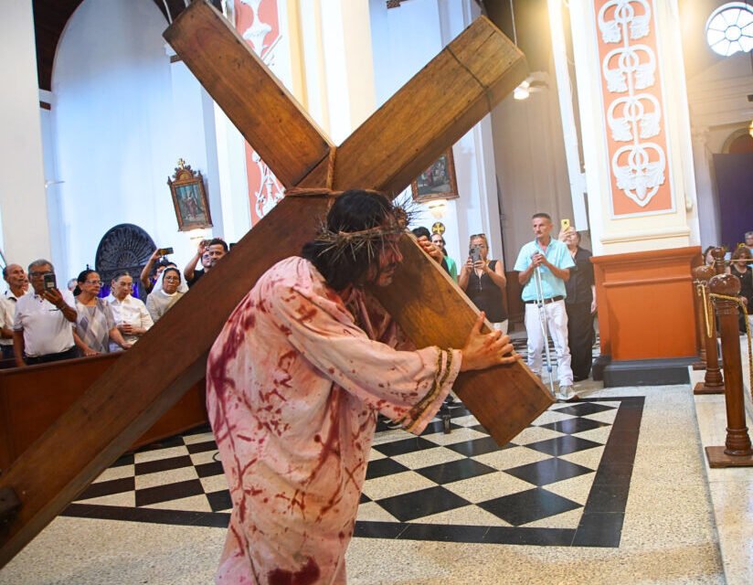 VIERNES SANTO: CIENTOS DE FIELES PARTICIPAN EN LA MEDITACIÓN DE LAS SIETE PALABRAS
