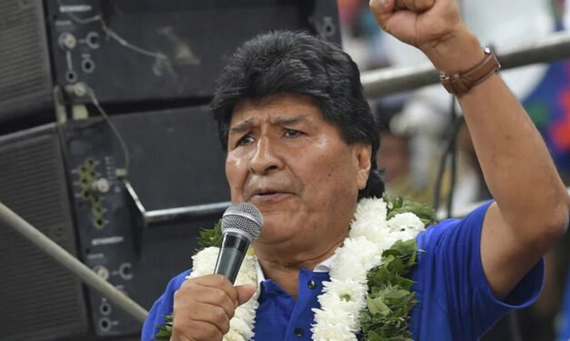 “ESPECTÁCULOS MEDIÁTICOS”: EVO ARREMETE CONTRA RODRIGO PAZ