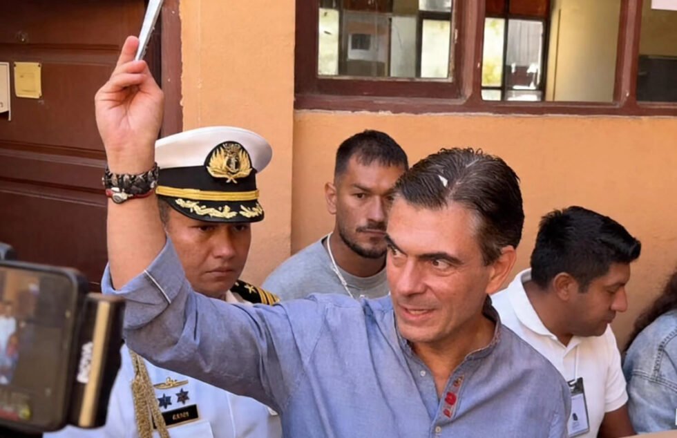 PAZ PLANTEA CAMBIOS AL SISTEMA ELECTORAL TRAS EMITIR SU VOTO