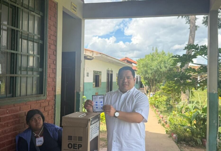 FISCAL GENERAL DEL ESTADO EJERCE SU VOTO EN SANTA CRUZ Y DESPLIEGA FISCALES EN LA SEGUNDA VUELTA SUBNACIONAL