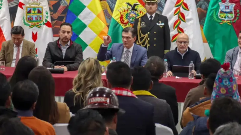 GOBIERNO PLANTEA NUEVO MODELO EDUCATIVO CON PARTICIPACIÓN REGIONAL EN LA ENSEÑANZA