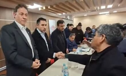 GOBIERNO Y TRANSPORTE FIRMAN ACUERDO Y LEVANTAN BLOQUEOS EN ORURO