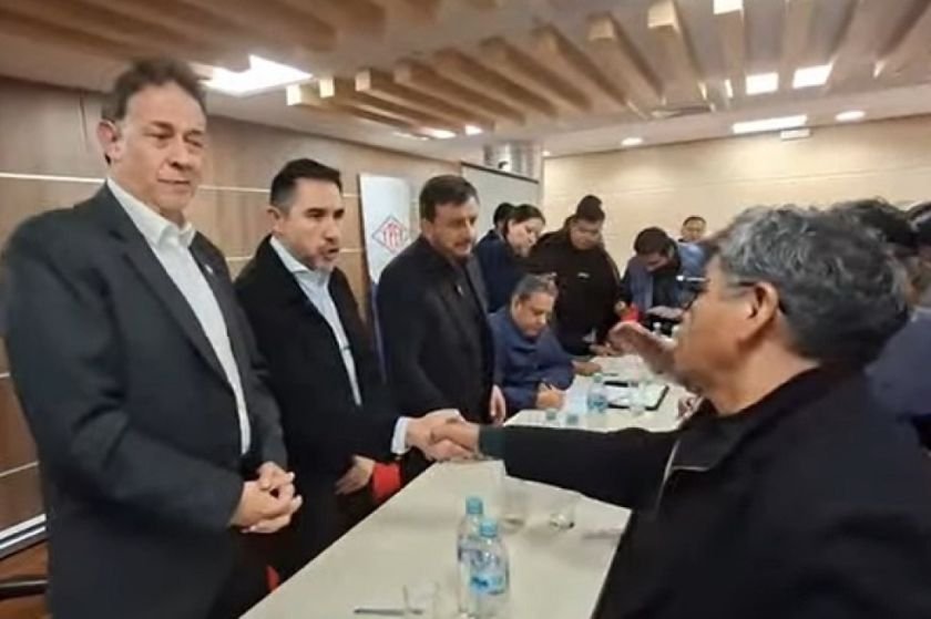 GOBIERNO Y TRANSPORTE FIRMAN ACUERDO Y LEVANTAN BLOQUEOS EN ORURO