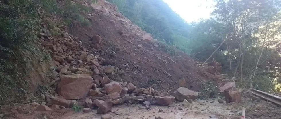 ABC CIERRA TEMPORALMENTE TRAMO LA ANGOSTURA-SAMAIPATA POR DERRUMBE